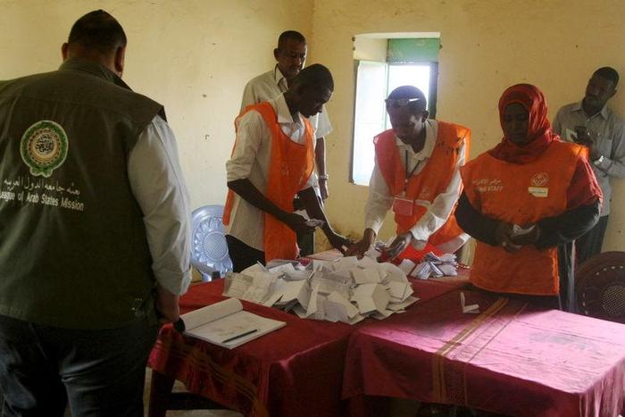 Observers watch as officials count ballots after a referendum vote in El Fasher in North Darfur April 14, 2016. REUTERS/Mohamed Nureldin Abdallah