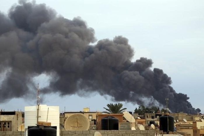 Smoke billows from a factory after an airstrike by forces loyal to former general Khalifa Haftar, in Benghazi October 22, 2014. REUTERS/Stringer