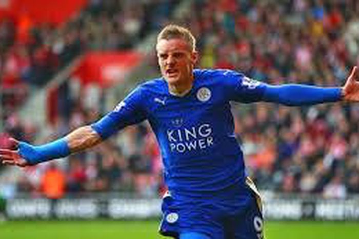 Striker signs new contract with Leicester