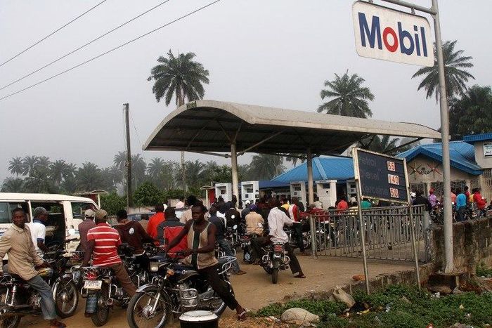 Motorists queue to buy petrol at a fuel station in Ahaoda in Nigeria's oil state in the Delta region, December 6, 2012.