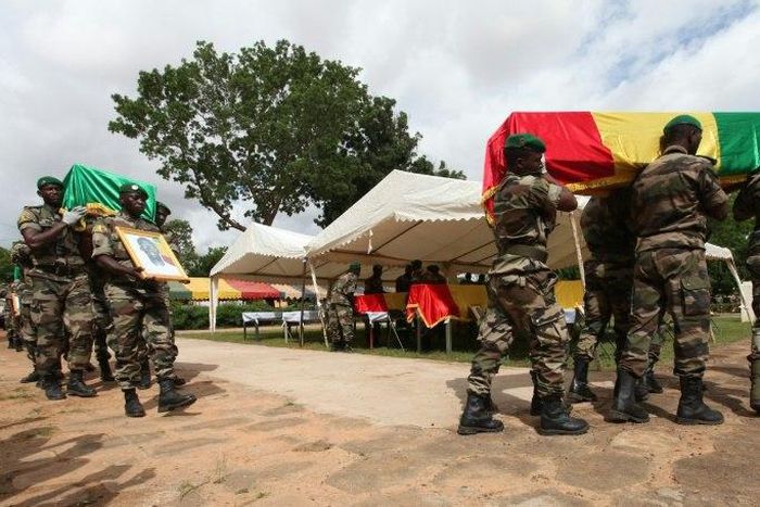 Malian army officers carry a coffin on July 21, 2016 in Segou during a funeral ceremony 