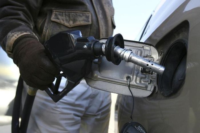 A motorist fills his car's tank with unleaded fuel at a service station in Washington  in a file photo.  REUTERS/Jason Reed