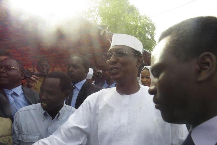 Chadian President Idriss Deby (2nd R) arrives at a polling station during the presidential election in Ndjamena, Chad, April 10, 2016.
