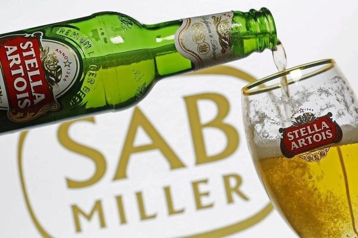 Photo illustration of beer flowing from a bottle of Stella Artois into a glass, seen against a SAB Miller logo, November 5, 2015.   REUTERS/Dado Ruvic/Illustration/File Photo