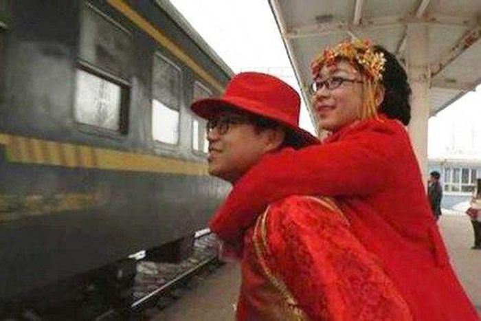 Chinese couple ditch car, groom carries bride on back to wedding venue