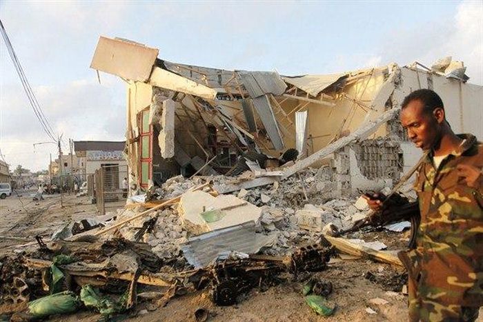 Car bomb rams into Mogadishu's local government headquarters