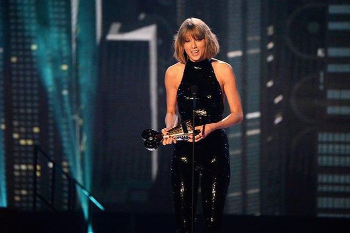 Taylor Swift accepting her award at the iHeartRadio Music Awards 2016