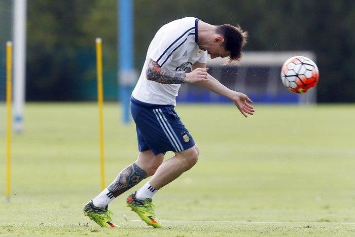Football Soccer - Chile v Argentina - World Cup Russia 2018 Qualifier, Buenos Aires, Argentina, 21/3/16. Argentina's national team player Lionel Messi takes part in a training session ahead of their match against Chile. REUTERS/Enrique Marcarian
