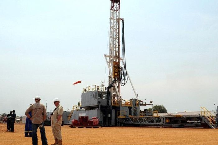 Workers are seen at an oil exploration site in Bulisa district approximately 244km (152 miles) North-West of Kampala January 20, 2012. REUTERS/Stringer