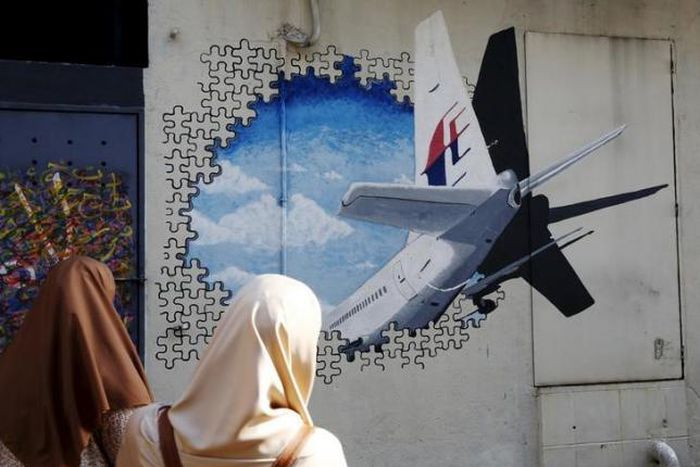 MH370 search team raises prospect plane could lie elsewhere