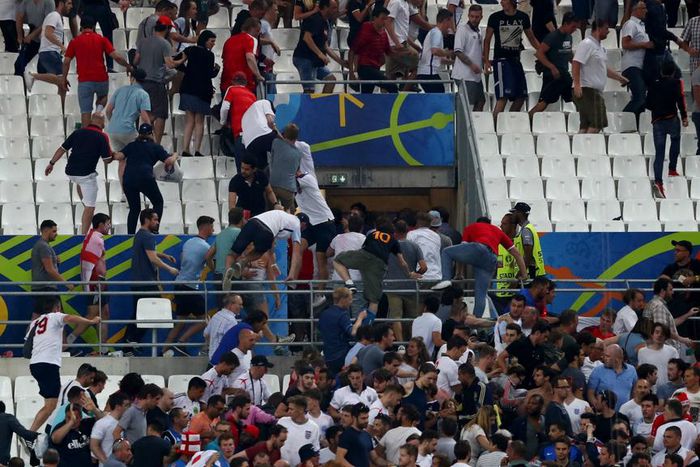 ___5139845___https:______static.pulse.com.gh___webservice___escenic___binary___5139845___2016___6___13___1___fans-cropped_17tonrhci69rm1db1tst1dhlus