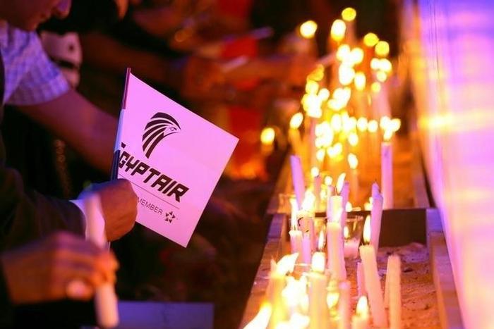 People light candles during a candlelight vigil for the victims of EgyptAir flight 804, at the Cairo Opera house in Cairo, Egypt May 26, 2016.