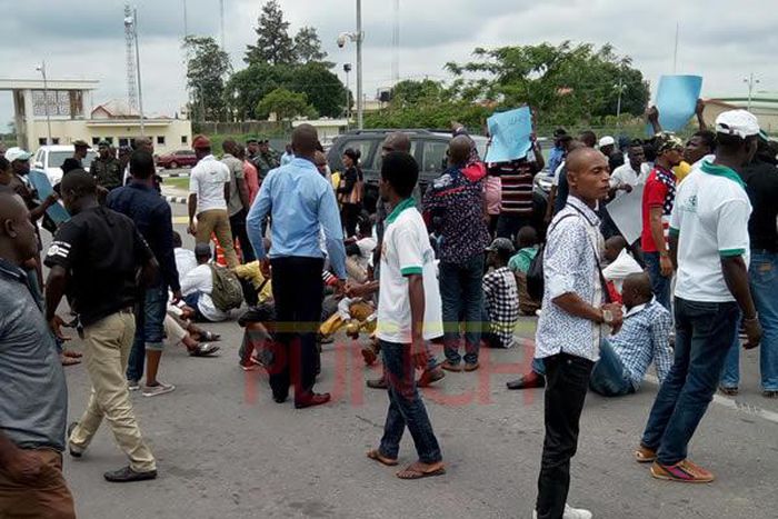 Over 200 protesting ex-militants shut down govt.