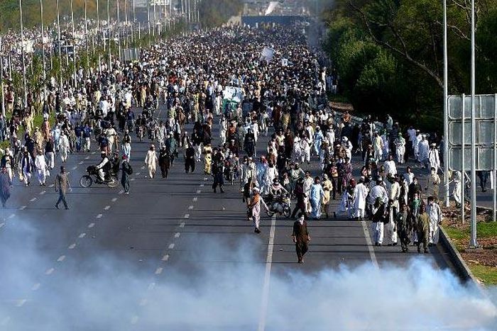 Pakistan blasphemy killer's supporters clash with police near parliament
