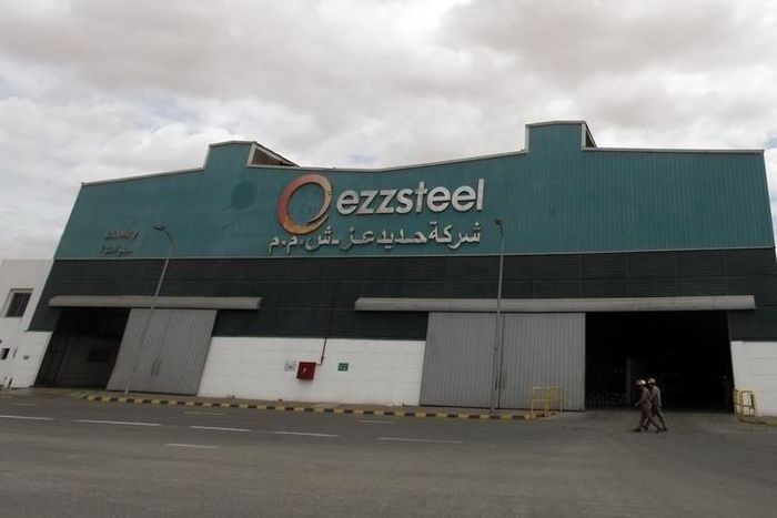 Workers walk in front of a factory belonging to Ezz Steel, Egypt's largest steel producer, at an industrial complex in Sadat City, 94 km (58 miles) north of Cairo, April 17, 2013.   REUTERS/Amr Abdallah Dalsh