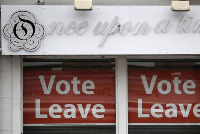 UK lawmaker withdraws support for "Out" campaign over EU argument