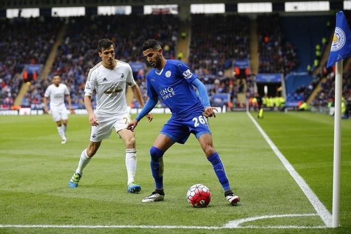 Leicester's Riyad Mahrez in action with Swansea's Jack Cork towards the end of the game and goes to the corner flag Reuters / Darren Staples EDITORIAL USE ONLY. No use with unauthorized audio, video, data, fixture lists, club/league logos or "live" ser...