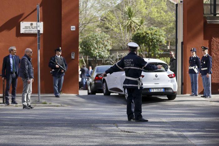 An Italian policeman directs cars in front of a barracks, where Egyptian investigators are meeting Italian magistrates about the murder in Cairo of Italian student Giulio Regeni, in Rome, Italy, April 7, 2016. REUTERS/Alessandro Bianchi