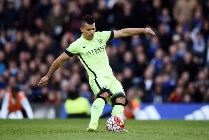 Football Soccer - Chelsea v Manchester City - Barclays Premier League - Stamford Bridge - 16/4/16
Sergio Aguero scores the third goal for Manchester City and completes his hat trick
Reuters / Dylan Martinez
Livepic