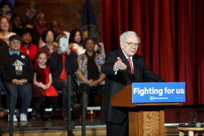 Buffett rebukes Trump, questions his business skill