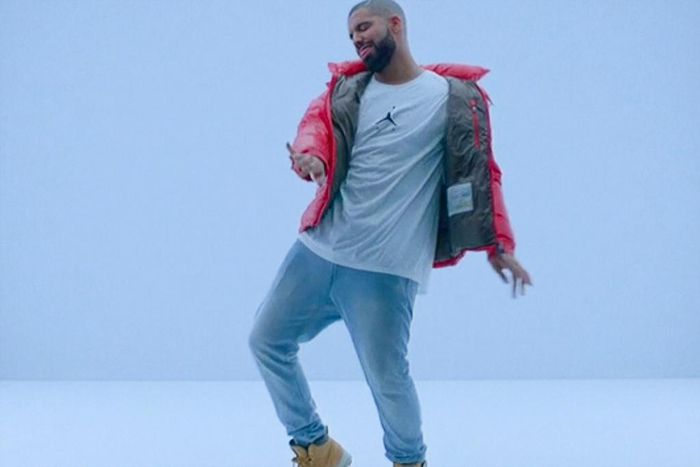 This video of Drake dancing to shakitibobo is so funny
