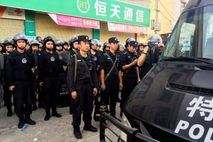 Hundreds of residents of south China "rebel" village protest, poised for showdown