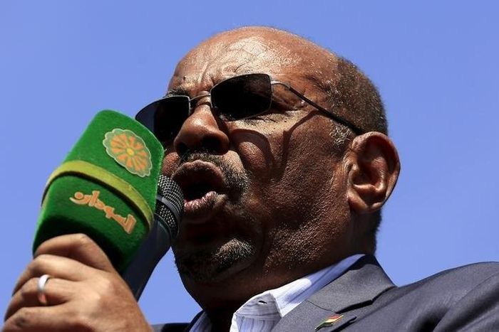 Sudan's President Omar Hassan Ahmad al-Bashir addresses supporters during a National Dialogue campaign event in Khartoum February 8, 2016. REUTERS/Mohamed Nureldin Abdallah