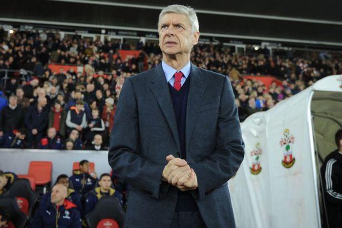 Arsenal boss Wenger unhappy with referee switch for Spurs