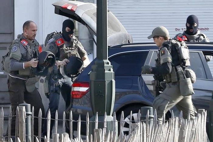 Police at the scene where shots were fired during a police search of a house in the suburb of Forest near Brussels, Belgium, March 15, 2016.   REUTERS/Francois Lenoir