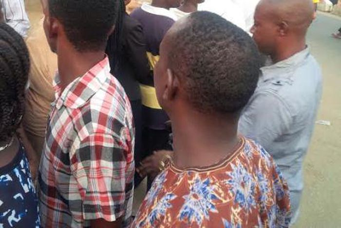 Queues go beyond the Ojota pedestrian bridge