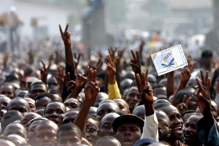 Police fire tear gas at anti-government protesters