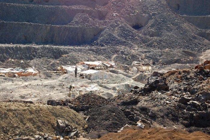 Artisanal miners work at the Tilwizembe, a former industrial copper-cobalt mine, outside of Kolwezi, the capital city of Lualaba Province in the south of the Democratic Republic of the Congo, June 11, 2016. Picture taken June 11, 2016.