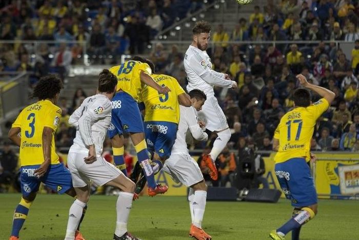 Real Madrid's Sergio Ramos scores a goal. Football Soccer - Las Palmas v Real Madrid - Spanish Liga BBVA - Gran Canaria stadium, Las Palmas de Gran Canaria, Spain - 13/03/16 REUTERS/Borja Suarez