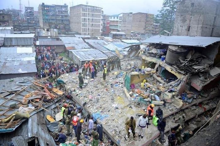 Rescue workers search for residents feared trapped in the rubble of a six-storey building that collapsed after days of heavy rain, in Nairobi, Kenya April 30, 2016.  REUTERS/John Muchucha