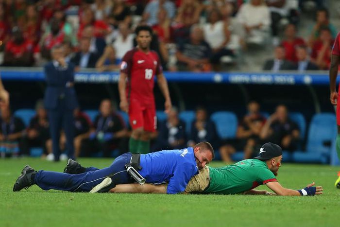 ___5216939___https:______static.pulse.com.gh___webservice___escenic___binary___5216939___2016___7___1___19___portugal-poland-pitch-invasion-cropped_qsdwb4ntzj4r1g9nvy27whhru_1