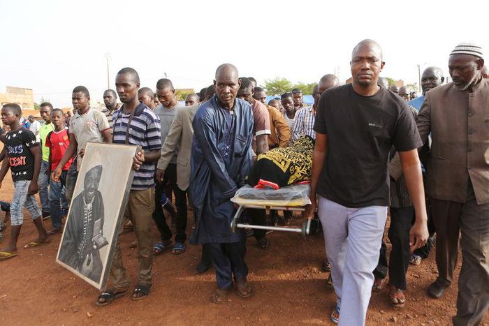 Men carry the body of late photographer Malick Sidibe during an official ceremony commemorating him in Bamako, Mali, April 16, 2016.  REUTERS/Joe Penney