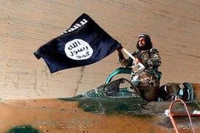 Militants attack checkpoint near Misrata, air strikes hit Sirte