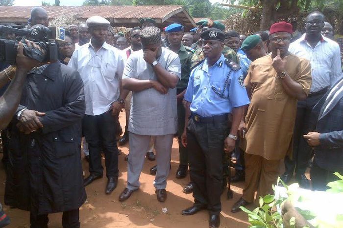 Governor Ifeanyi Ugwuanyi weeps as he paid a condolence visit the Enugu village attacked by Fulani herdsmen on Tuesday, April 26.