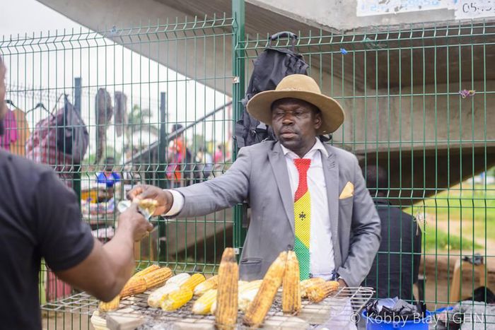 Meet the most stylish roasted corn seller in Ghana