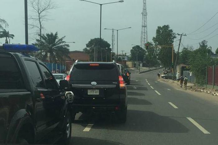Governor Ambode's convoy stopping at the traffic light at Wempco junction, Agidingbi