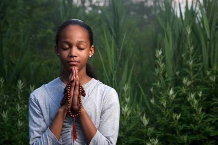 The woman said a prayer targeting politicians who leave Nigeria to go for medical attention abroad.