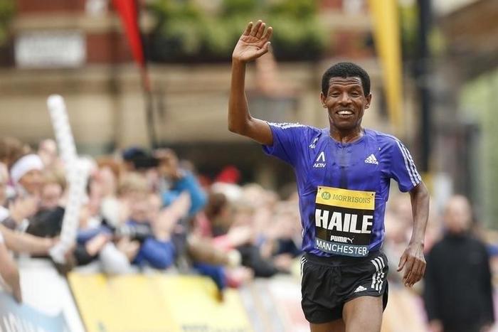 Ethiopia's Haile Gebrselassie waves as he approaches the finish line at the end of the Morrisons Great Manchester Run.