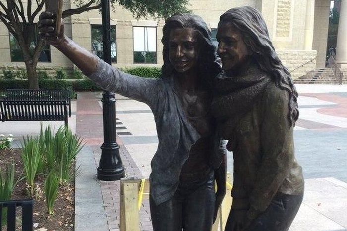 Selfie statue