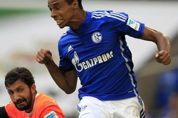 Schalke 04's Joel Matip heads a ball during their Bundesliga first division soccer match against Darmstadt 98 in Gelsenkirchen, Germany August 22, 2015. REUTERS/Ina Fassbender