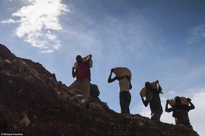 Horrific pictures of miners who risk their lives to extract rare minerals that power your iPhone