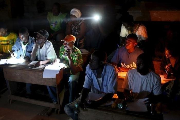 Electoral observers listen to and write vote counts at the end of the presidential and legislative elections, in the mostly muslim PK5 neighbourhood of Bangui, Central African Republic, February 14, 2016. REUTERS/Siegfried Modola