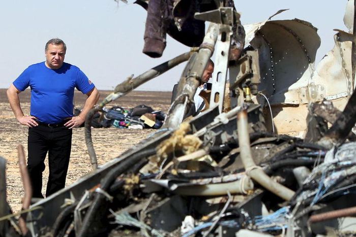 Russian Emergencies Minister Vladimir Puchkov looks at debris from a Russian airliner at its crash site at the Hassana area in Arish city, north Egypt, November 1, 2015. REUTERS/Mohamed Abd El Ghany