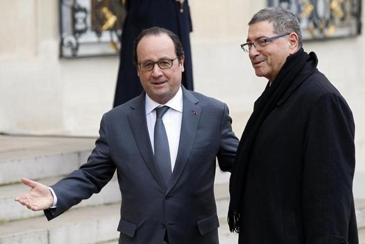 French President Francois Hollande (L) welcomes Tunisian Prime Minister Habib Essid at the Elysee Palace in Paris, France, January 22, 2016. REUTERS/Philippe Wojazer