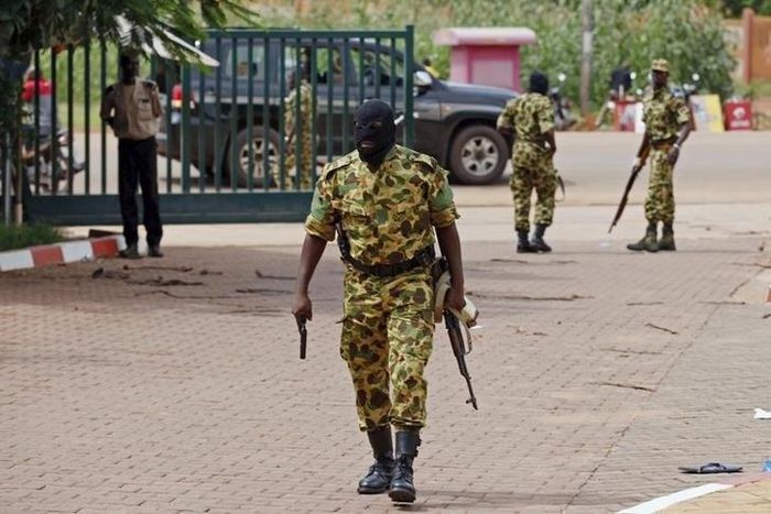 Presidential guard members arrive at the Laico hotel in Ouagadougou, Burkina Faso, September 20, 2015 REUTERS/Joe Penney