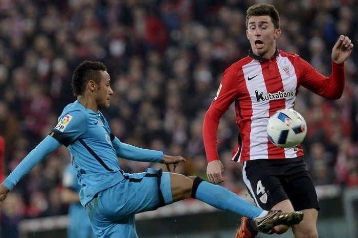 Athletic Bilbao's Aymeric Laporte (R) and Barcelona's Neymar da Silva in action. REUTERS/Vincent West